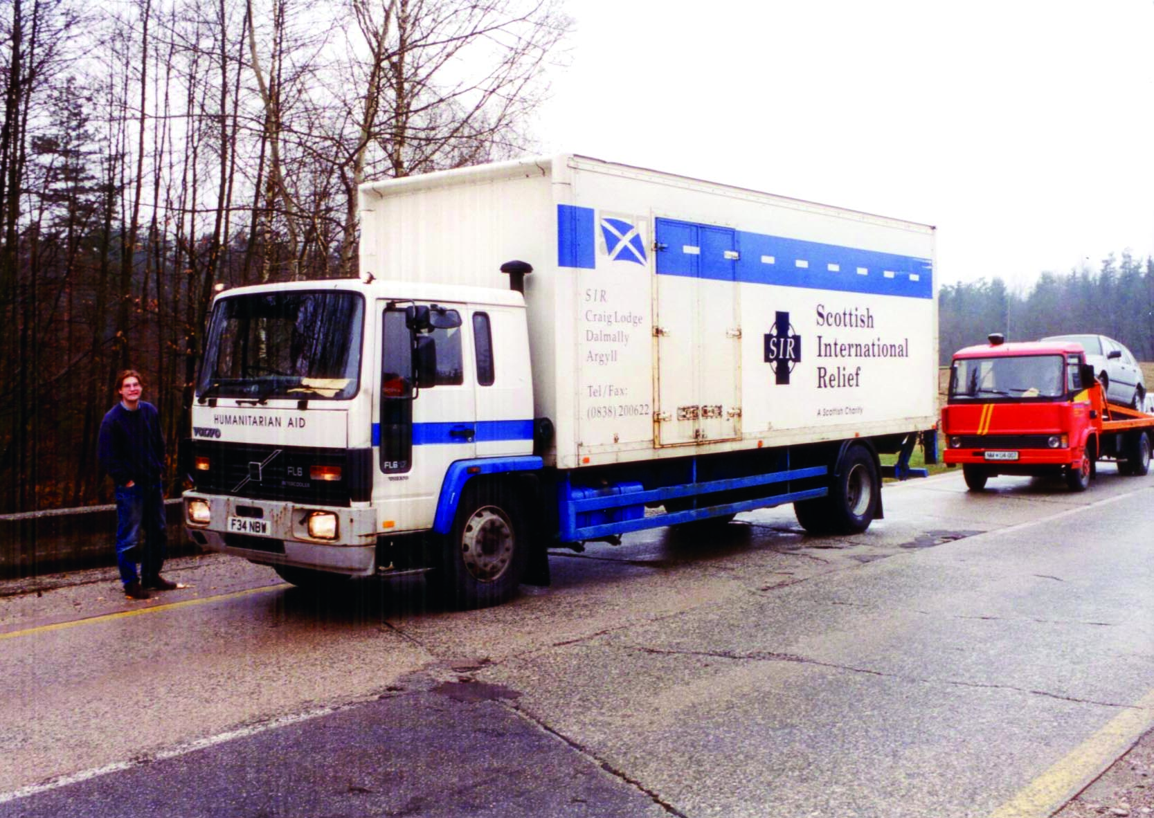 Zakladateľ Magnus s kamiónom humanitárnej pomoci pre Bosnu a Hercegovinu, 90-te roky 